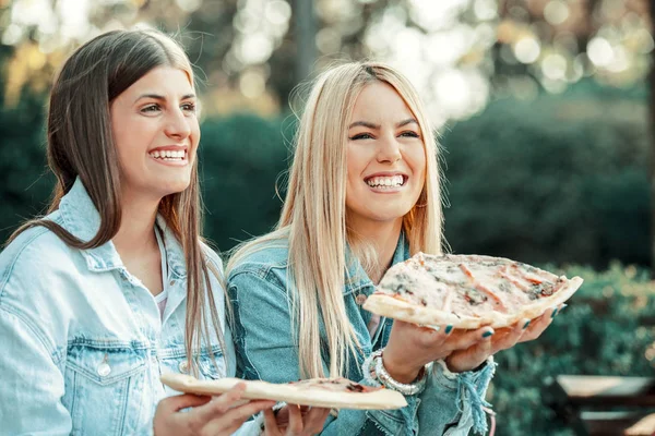 Mujeres comiendo pizza — Foto de Stock