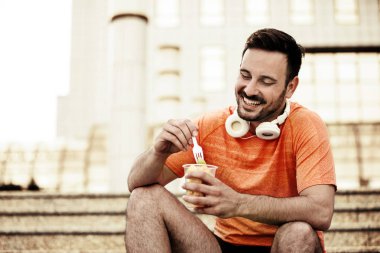 Adam meyve salatası yiyor