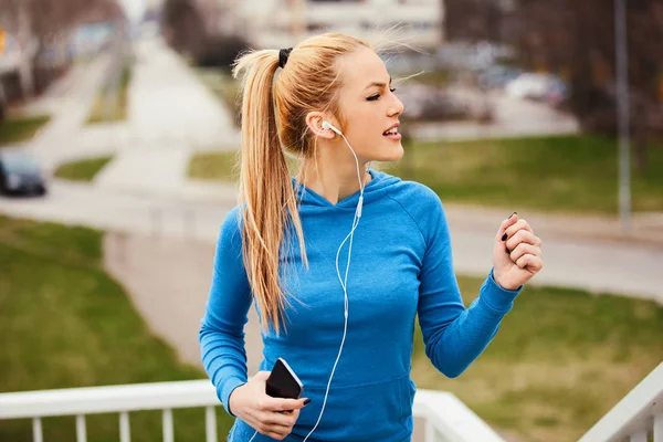 Kadın köprüde eğitiyor