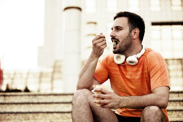 Ο άνθρωπος τρώει σαλάτα φρούτων — Φωτογραφία Αρχείου