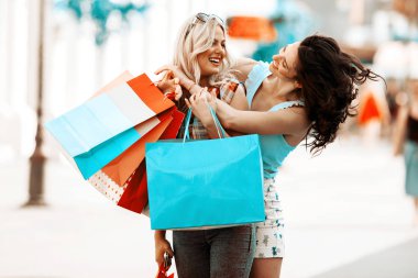 Alışveriş eğleniyor güzel genç kadın