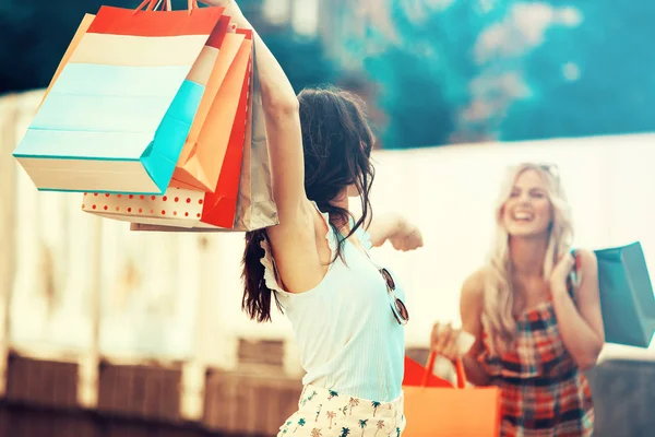 Alışveriş eğleniyor güzel genç kadın