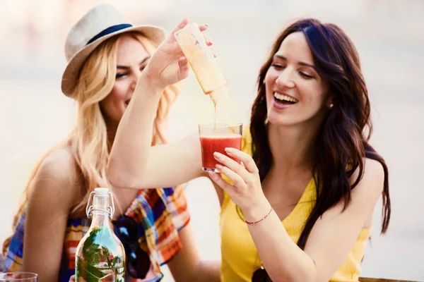 Güzel genç kadın kahve içinde eğleniyor