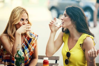 Güzel genç kadın kahve içinde eğleniyor