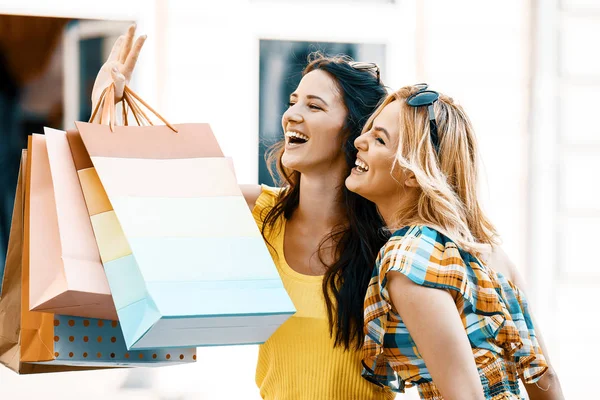 Jovens mulheres bonitas se divertindo em compras — Fotografia de Stock
