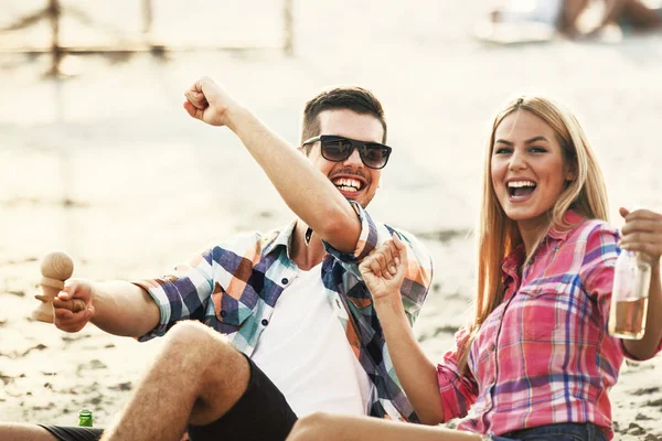 Gelukkig paar hebben plezier op het strand. — Stockfoto