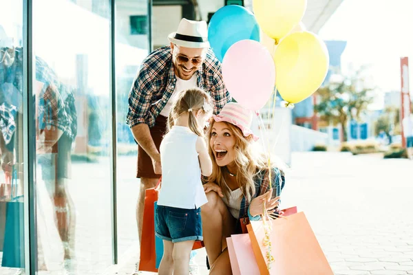 Tempo de compras em família — Fotografia de Stock