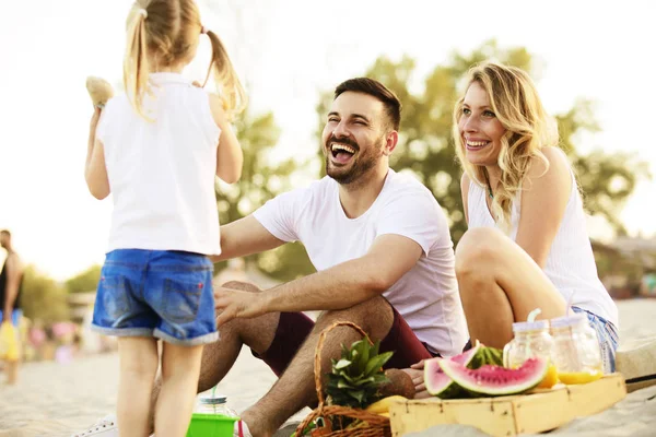 Família desfrutando praia — Fotografia de Stock