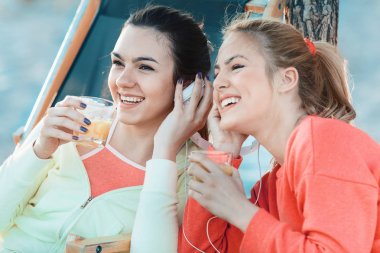 Güzel genç kadın egzersiz sonra rahatlatıcı