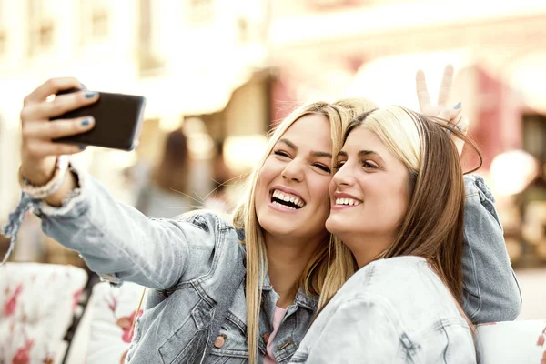 Kadınlar eğleniyor.