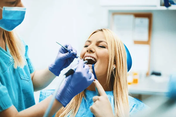 Mulher em Odontologia — Fotografia de Stock