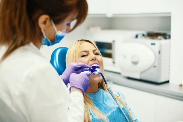 Mulher em Odontologia — Fotografia de Stock