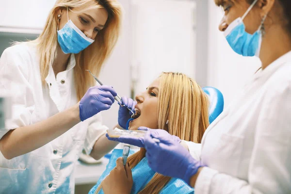 Kadın dişçi ofisinde — Stok fotoğraf