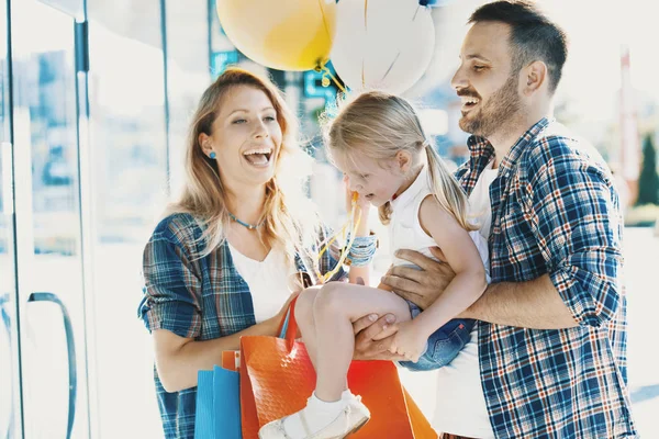 Glückliche Familie beim Einkaufen — Stockfoto