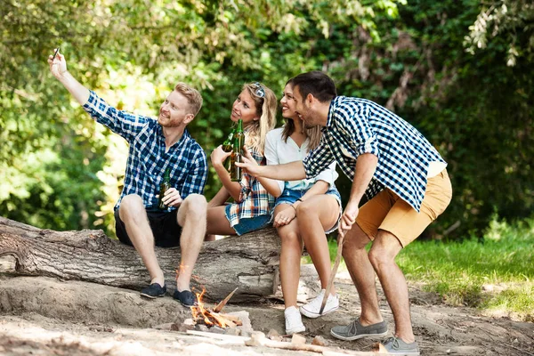 Amigos na natureza — Fotografia de Stock