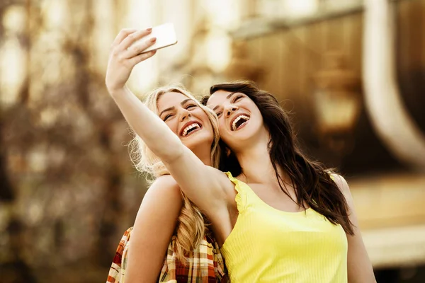 Kadınlar enoying dışında