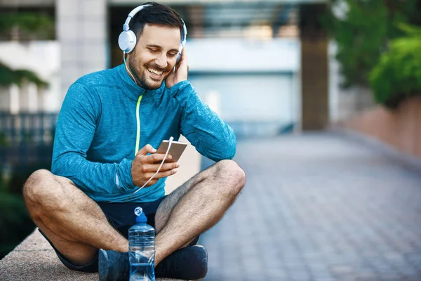 Adam müzik dinleme ve rahatlatıcı