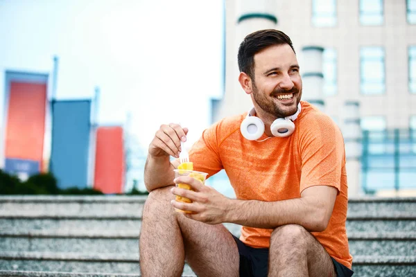 El hombre está comiendo ensalada de frutas —  Fotos de Stock