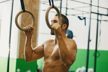 Jimnastik yüzük ile egzersiz