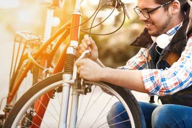 Genç adam Bisiklet fren kontrol