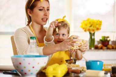 Kalite aile zaman harcama. Kek pişirme. 