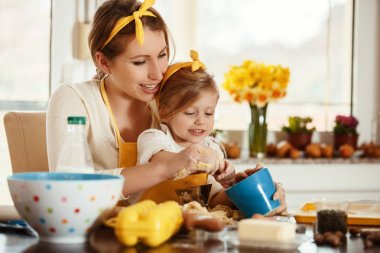 Kalite aile zaman harcama. Kek pişirme. 