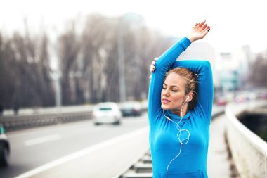 Kadın köprüde eğitiyor