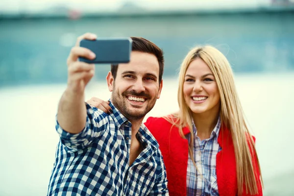 Par njuter av utanför — Stockfoto