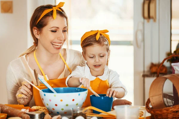 Kalite aile zaman harcama. Kek pişirme. 