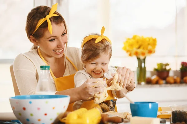 Kalite aile zaman harcama. Kek pişirme. 