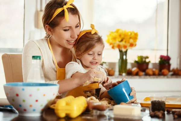 Kalite aile zaman harcama. Kek pişirme. 