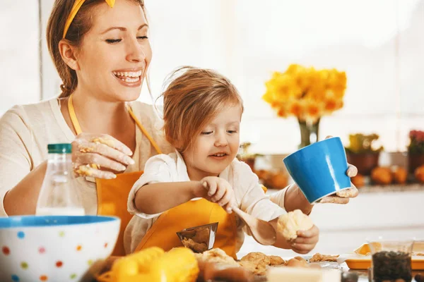 Passer du temps en famille de qualité. Gâteaux de cuisson . — Photo