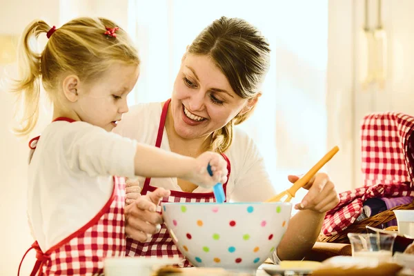 Happy Family in de keuken. Moeder en dochter Backing Cakes. — Stockfoto