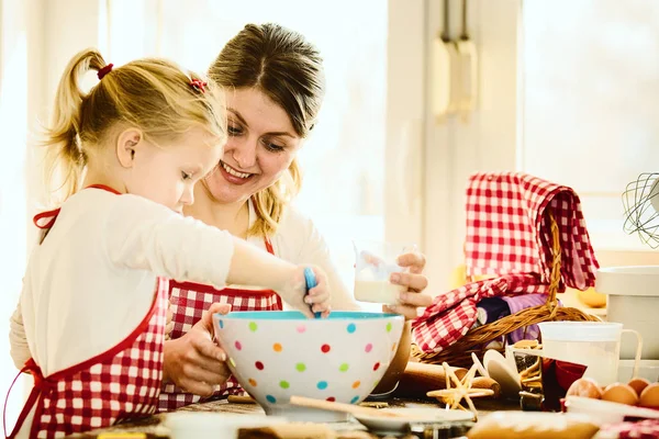 Happy Family in de keuken. Moeder en dochter Backing Cakes. — Stockfoto