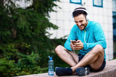 Adam müzik dinleme ve rahatlatıcı