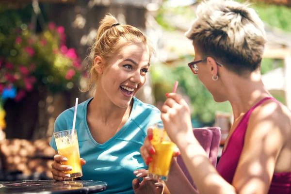 Mulheres bebendo suco — Fotografia de Stock