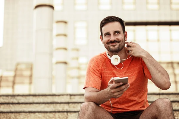 Adam müzik dinliyor. 