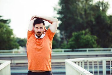 Köprüdeki adam egzersiz