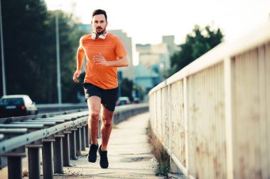 Köprüdeki adam egzersiz