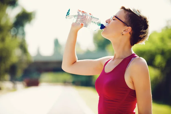 Vrouw is drinkwater — Stockfoto