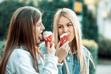 Dondurma yiyen kadınlar