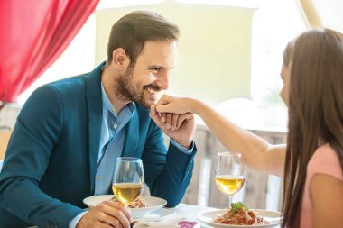 bir restoranda mutlu çift