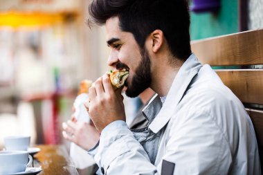 Çift kahvaltı yapıyor.