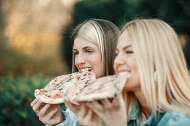 Pizza yeme kadınlar