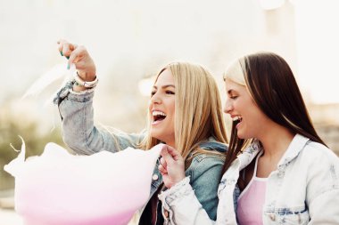 Pamuk helva yiyen kadınlar