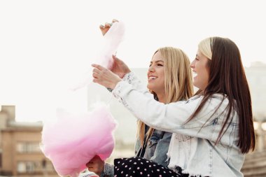 Pamuk helva yiyen kadınlar