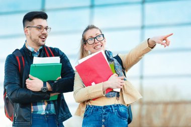 Üniversite öğrencileri üniversite önünde