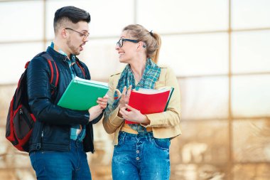 Üniversite öğrencileri üniversite önünde