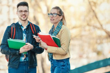 Üniversite öğrencileri üniversite önünde