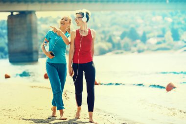 Kumsalda dinlenirken